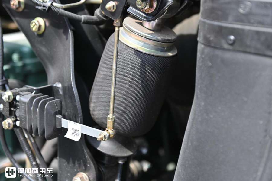 加大的底盘轻松拉货8吨，大单桥过路减免成本低，解放龙VH中卡实拍 - 第5张