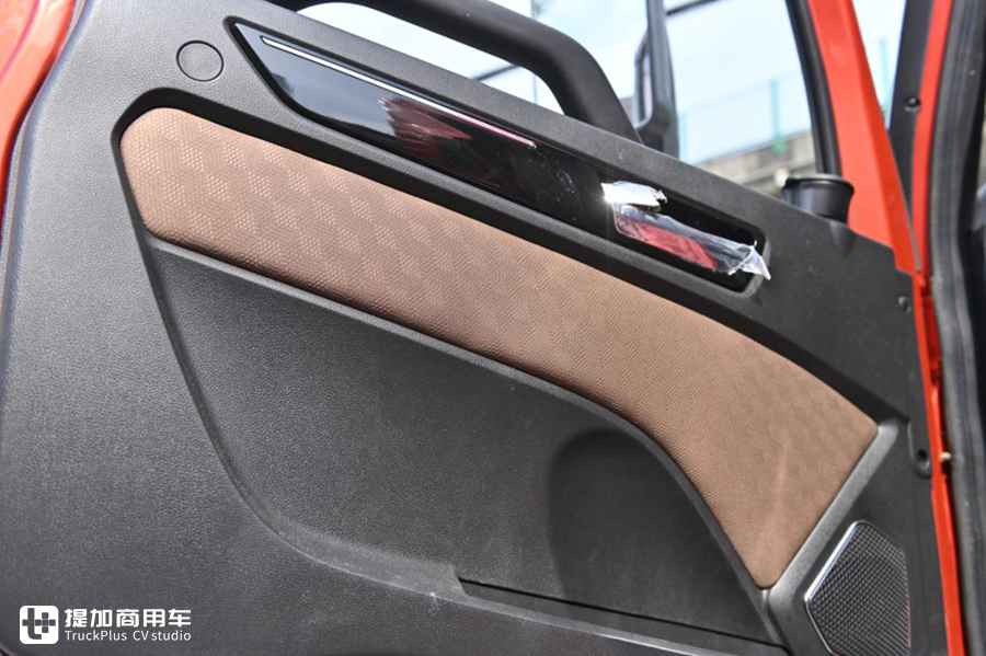 加大的底盘轻松拉货8吨，大单桥过路减免成本低，解放龙VH中卡实拍 - 第6张