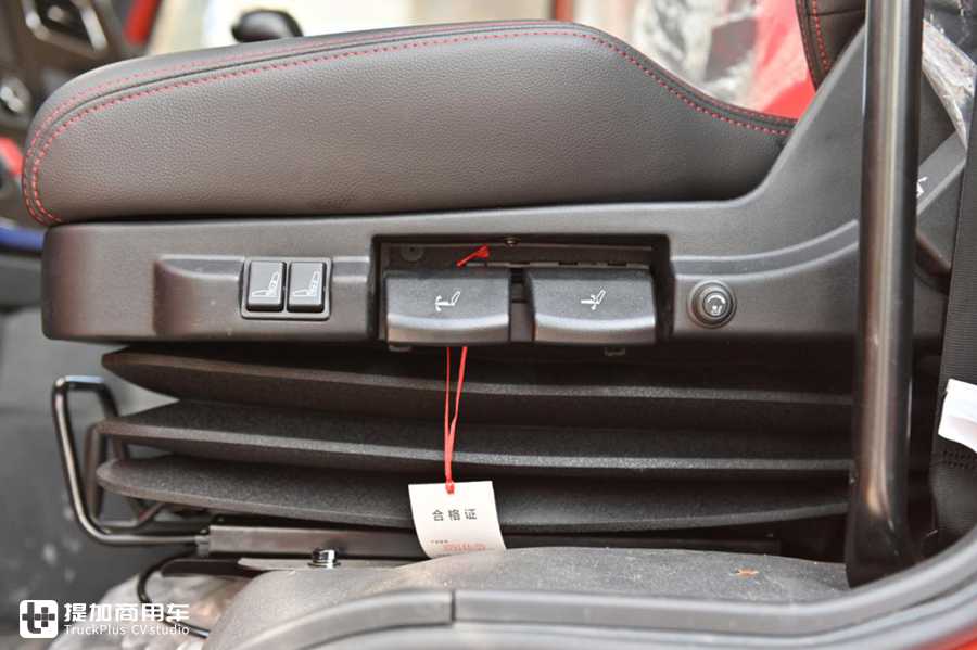 加大的底盘轻松拉货8吨，大单桥过路减免成本低，解放龙VH中卡实拍 - 第7张