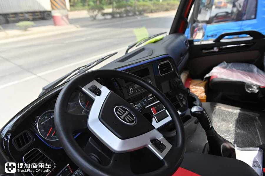 加大的底盘轻松拉货8吨，大单桥过路减免成本低，解放龙VH中卡实拍 - 第8张