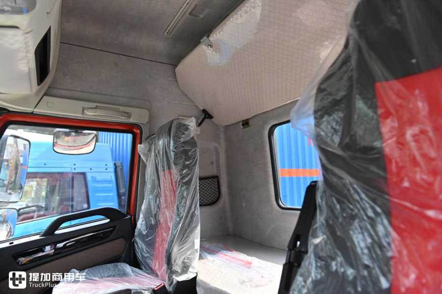 加大的底盘轻松拉货8吨，大单桥过路减免成本低，解放龙VH中卡实拍 - 第9张