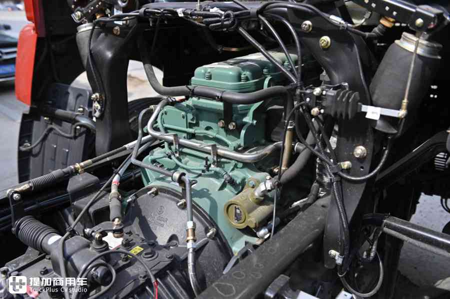 加大的底盘轻松拉货8吨，大单桥过路减免成本低，解放龙VH中卡实拍 - 第10张