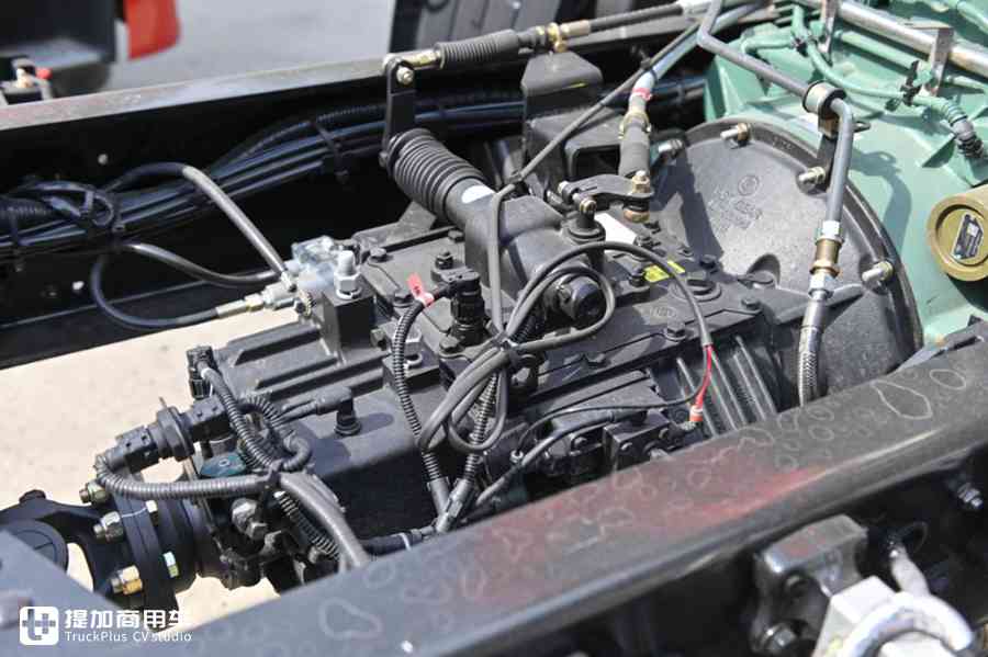 加大的底盘轻松拉货8吨，大单桥过路减免成本低，解放龙VH中卡实拍 - 第11张