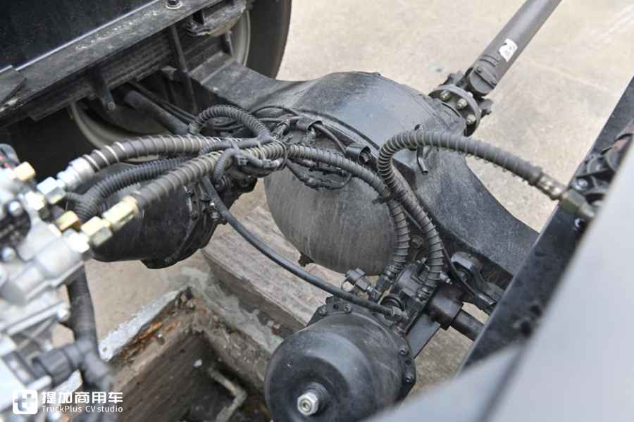 加大的底盘轻松拉货8吨，大单桥过路减免成本低，解放龙VH中卡实拍 - 第12张