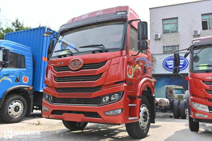 加大的底盘轻松拉货8吨，大单桥过路减免成本低，解放龙VH中卡实拍 - 第13张