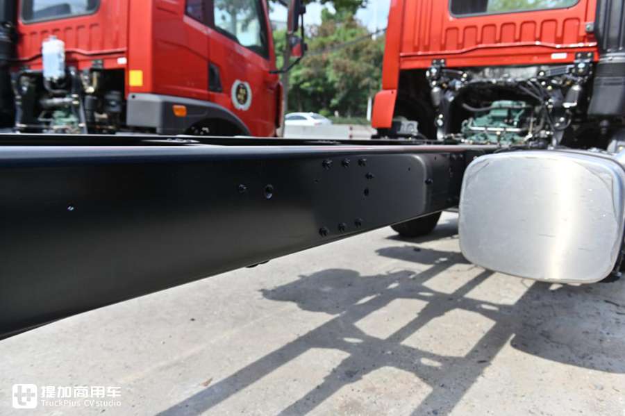 加大的底盘轻松拉货8吨，大单桥过路减免成本低，解放龙VH中卡实拍 - 第14张