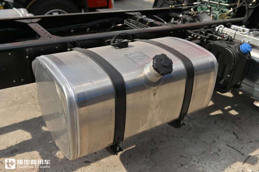 加大的底盘轻松拉货8吨，大单桥过路减免成本低，解放龙VH中卡实拍 - 第15张