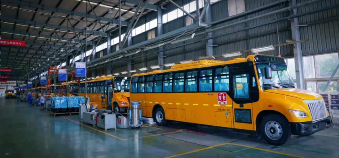 百辆金旅国六校车交付广东东莞,为莘莘学童保驾护航 - 第4张 - 提加商用车网 百辆金旅国六校车交付广东东莞,为莘莘学童保驾护航 - 第4张