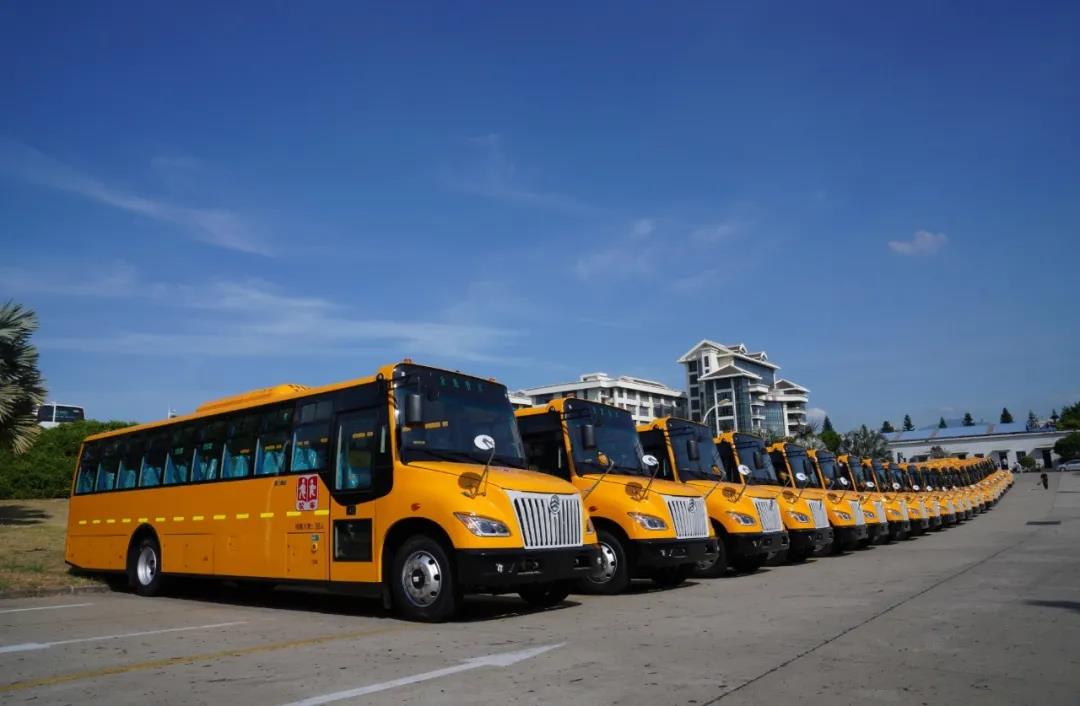 百辆金旅国六校车交付广东东莞,为莘莘学童保驾护航 - 第2张 - 提加商用车网 百辆金旅国六校车交付广东东莞,为莘莘学童保驾护航 - 第2张