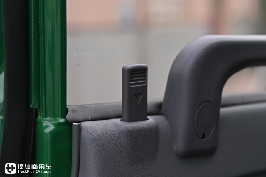 与日本同步,内饰简洁耐用,邮政新购的国六五十铃轻卡实拍 - 第8张 - 提加商用车网 与日本同步,内饰简洁耐用,邮政新购的国六五十铃轻卡实拍 - 第8张