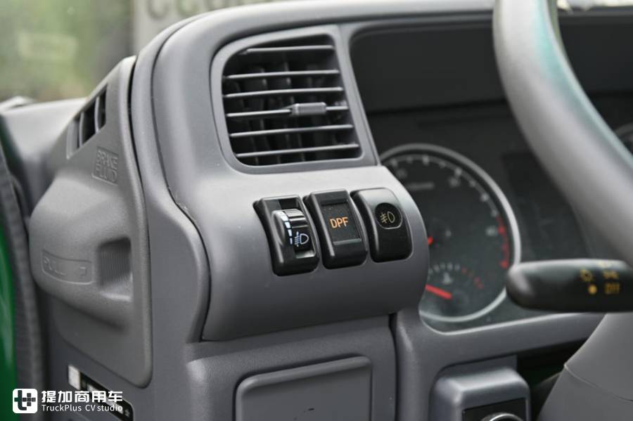 与日本同步,内饰简洁耐用,邮政新购的国六五十铃轻卡实拍 - 第12张 - 提加商用车网 与日本同步,内饰简洁耐用,邮政新购的国六五十铃轻卡实拍 - 第12张