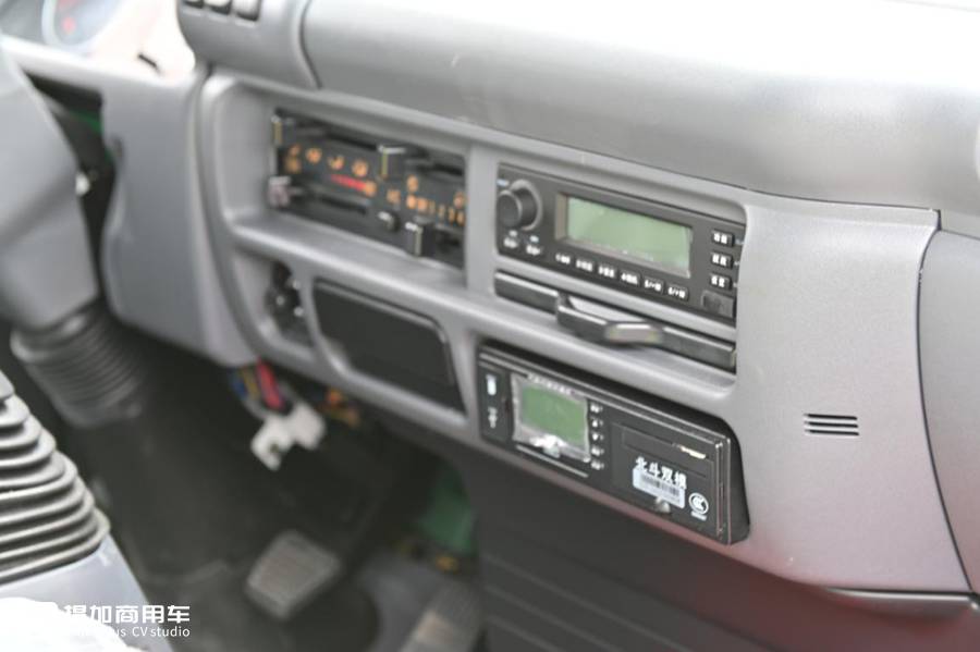 与日本同步,内饰简洁耐用,邮政新购的国六五十铃轻卡实拍 - 第14张 - 提加商用车网 与日本同步,内饰简洁耐用,邮政新购的国六五十铃轻卡实拍 - 第14张