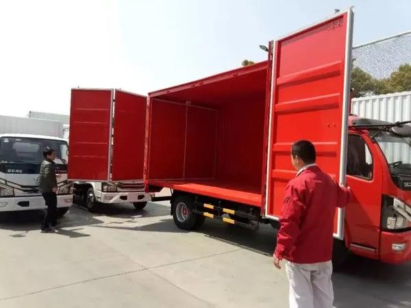 又称十开门轻卡，全开门车厢怎么样，它与飞翼厢有什么差别? - 第1张