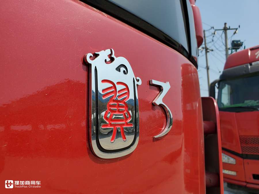 陕汽轩德新改款的翼系前四后八实拍,外观很惊艳,性价比也不错 - 第4张 - 提加商用车网 陕汽轩德新改款的翼系前四后八实拍,外观很惊艳,性价比也不错 - 第4张