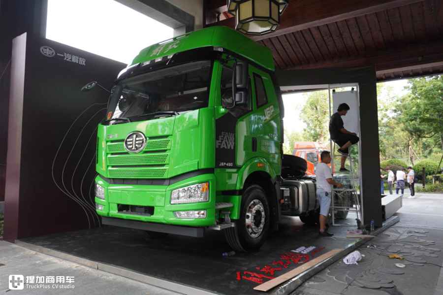 解放J6P推出一款砂石料运输牵引车,配置怎么样?实拍带你看看 - 第1张 - 提加商用车网 解放J6P推出一款砂石料运输牵引车,配置怎么样?实拍带你看看 - 第1张
