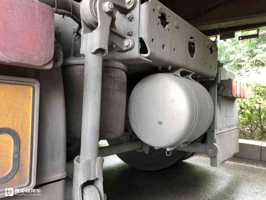 如今的行情下你会选择高端重卡吗？花45万买了高配汕德卡，车主说主要开着舒心 - 第8张