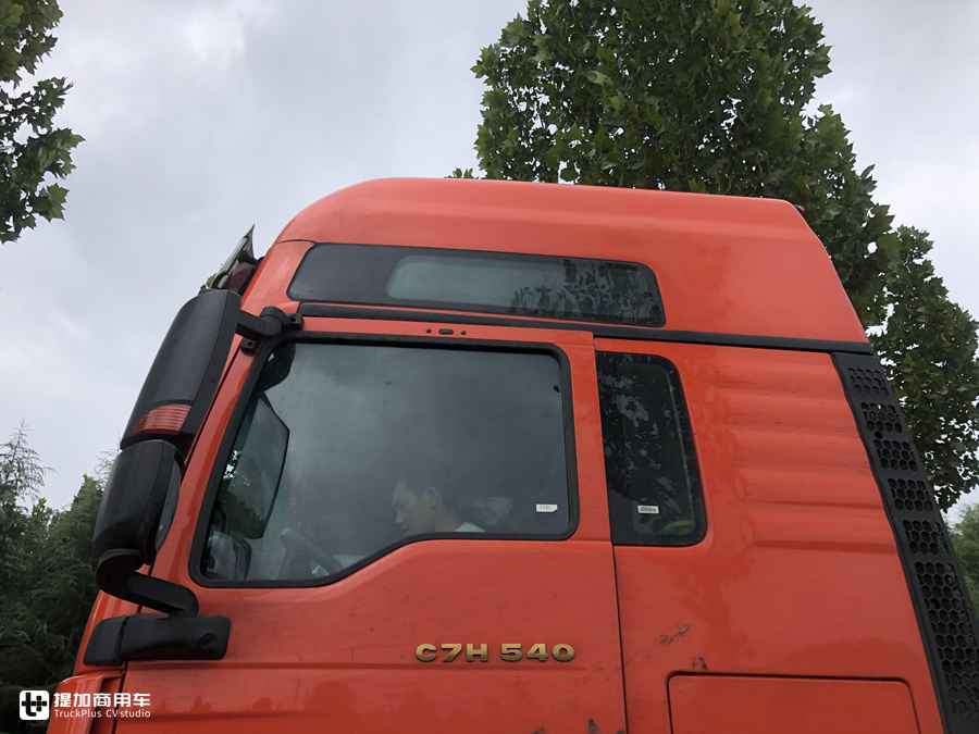 如今的行情下你会选择高端重卡吗？花45万买了高配汕德卡，车主说主要开着舒心 - 第2张