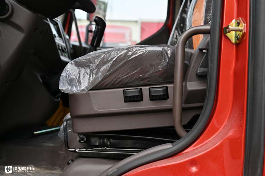 想买9.6米大单桥载货车看这里,最大260马力,乘龙M系中卡配置真不错 - 第5张 - 提加商用车网 想买9.6米大单桥载货车看这里,最大260马力,乘龙M系中卡配置真不错 - 第5张