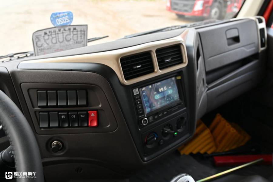 想买9.6米大单桥载货车看这里,最大260马力,乘龙M系中卡配置真不错 - 第7张 - 提加商用车网 想买9.6米大单桥载货车看这里,最大260马力,乘龙M系中卡配置真不错 - 第7张