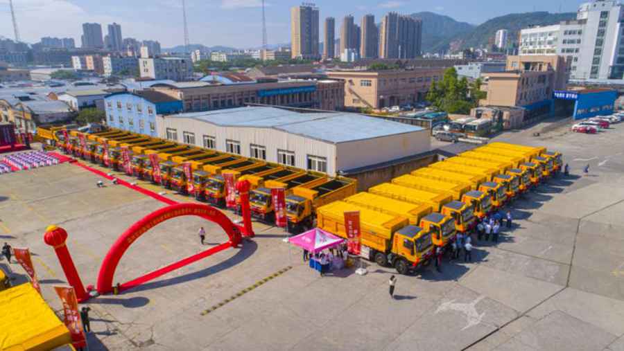 更安全、更智能、更环保 100辆红岩杰狮C500渣土车成功交付 - 第3张