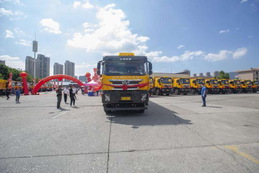 更安全、更智能、更环保 100辆红岩杰狮C500渣土车成功交付 - 第2张 - 提加商用车网 更安全、更智能、更环保 100辆红岩杰狮C500渣土车成功交付 - 第2张