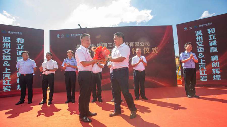 更安全、更智能、更环保 100辆红岩杰狮C500渣土车成功交付 - 第1张