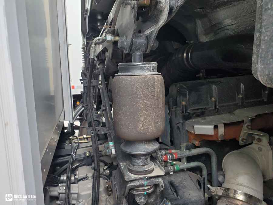 东风天龙KL冷链载货车实拍,看完车辆配置,才知道冷链运输为何都用它 - 第6张 - 提加商用车网 东风天龙KL冷链载货车实拍,看完车辆配置,才知道冷链运输为何都用它 - 第6张