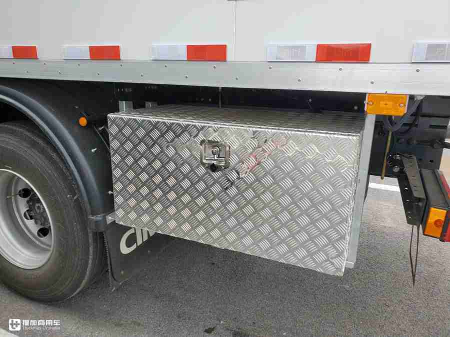 东风天龙KL冷链载货车实拍,看完车辆配置,才知道冷链运输为何都用它 - 第25张 - 提加商用车网 东风天龙KL冷链载货车实拍,看完车辆配置,才知道冷链运输为何都用它 - 第25张