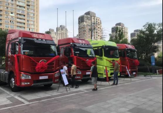 现场订车547辆！解放J6P 460质惠版牵引车在阜阳卖爆了！ - 第1张