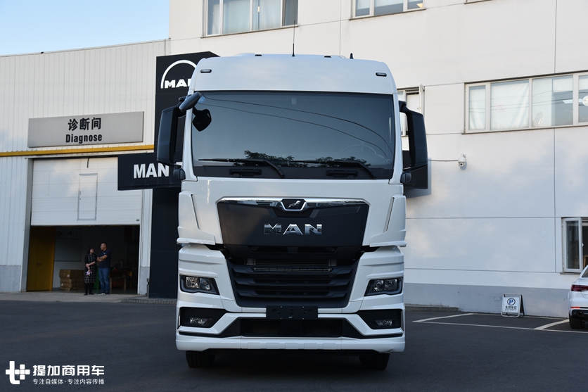 配置、体验均升级,力量与细腻集于一身,带您一睹全新曼恩TGX卡车的风采 - 第4张 - 提加商用车网 配置、体验均升级,力量与细腻集于一身,带您一睹全新曼恩TGX卡车的风采 - 第4张