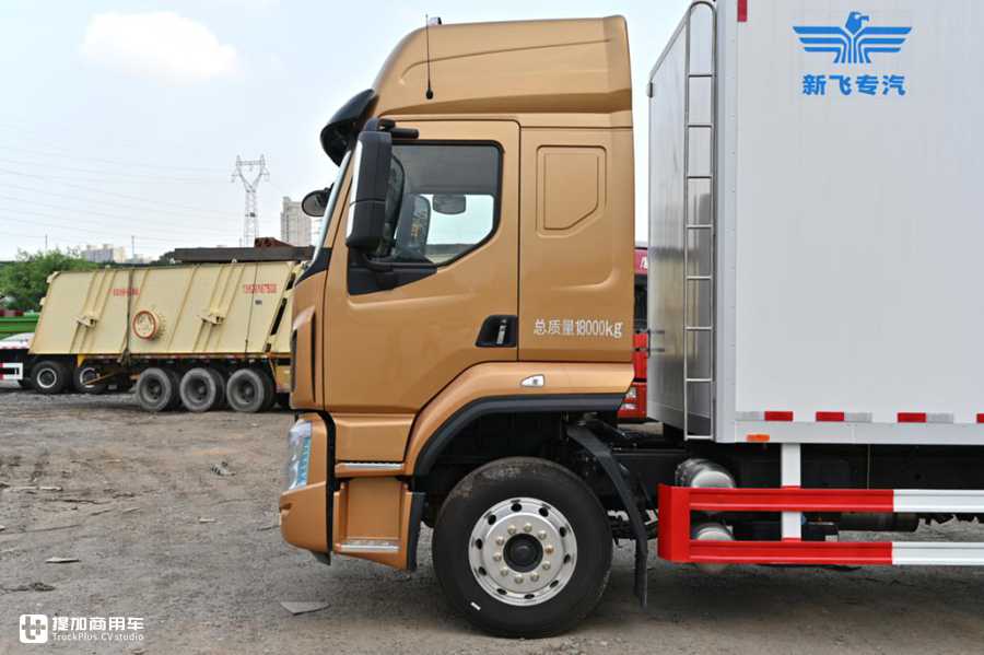 6.8米载货车也有平地板?6缸动力更强劲,乘龙H5中卡实拍 - 第2张 - 提加商用车网 6.8米载货车也有平地板?6缸动力更强劲,乘龙H5中卡实拍 - 第2张