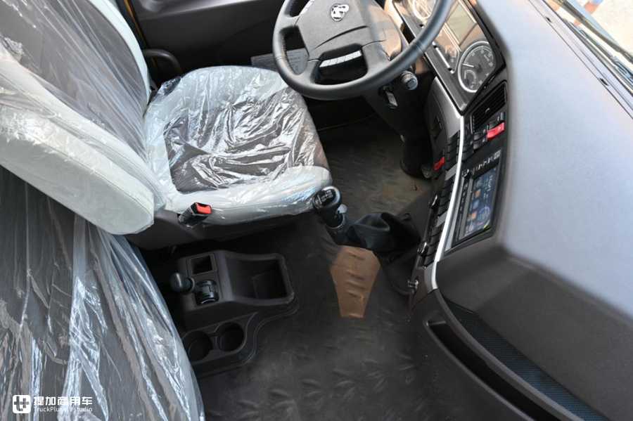 6.8米载货车也有平地板?6缸动力更强劲,乘龙H5中卡实拍 - 第5张 - 提加商用车网 6.8米载货车也有平地板?6缸动力更强劲,乘龙H5中卡实拍 - 第5张