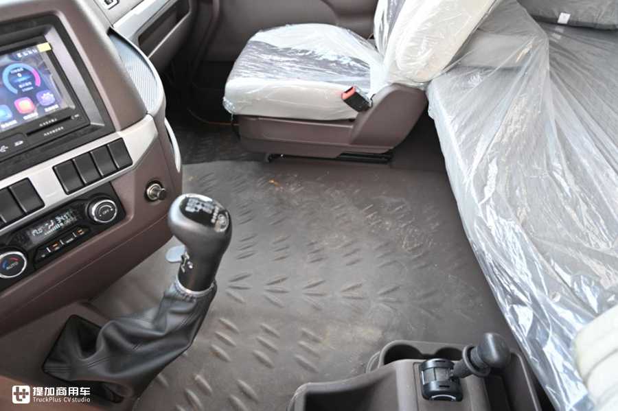 6.8米载货车也有平地板?6缸动力更强劲,乘龙H5中卡实拍 - 第4张 - 提加商用车网 6.8米载货车也有平地板?6缸动力更强劲,乘龙H5中卡实拍 - 第4张