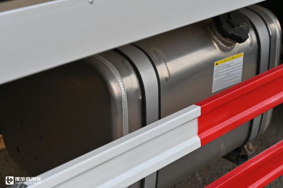 6.8米载货车也有平地板?6缸动力更强劲,乘龙H5中卡实拍 - 第18张 - 提加商用车网 6.8米载货车也有平地板?6缸动力更强劲,乘龙H5中卡实拍 - 第18张