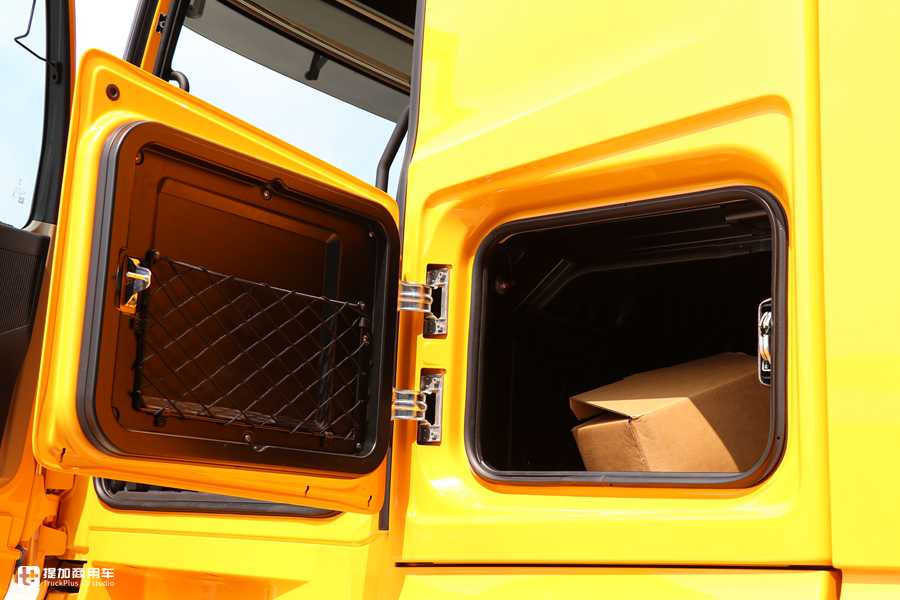 用户花近百万购买的奔驰卡车实拍,最大尺寸驾驶室,内饰还是基础配置? - 第10张 - 提加商用车网 用户花近百万购买的奔驰卡车实拍,最大尺寸驾驶室,内饰还是基础配置? - 第10张