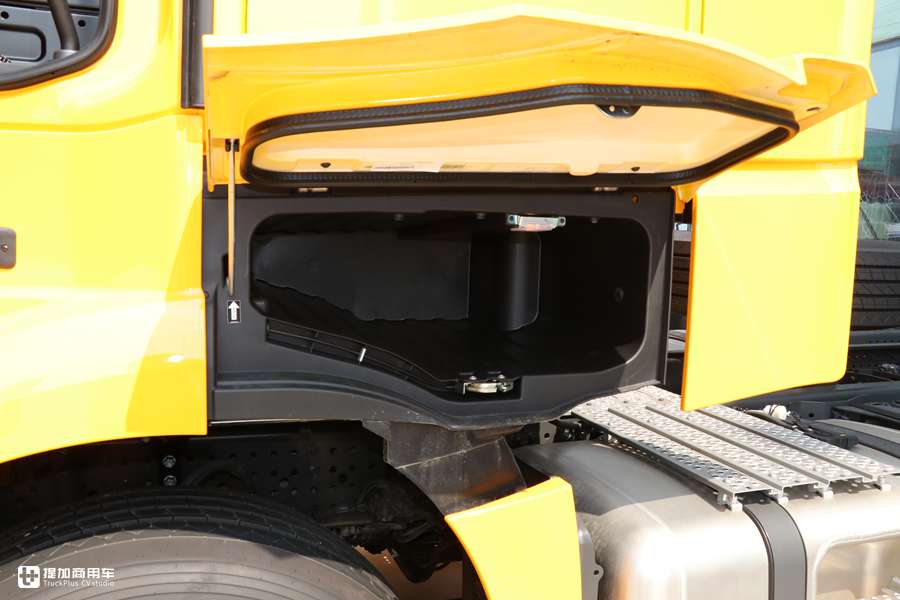 用户花近百万购买的奔驰卡车实拍,最大尺寸驾驶室,内饰还是基础配置? - 第11张 - 提加商用车网 用户花近百万购买的奔驰卡车实拍,最大尺寸驾驶室,内饰还是基础配置? - 第11张