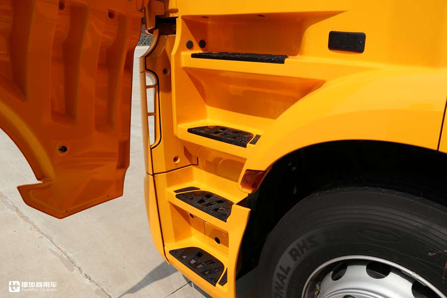 用户花近百万购买的奔驰卡车实拍,最大尺寸驾驶室,内饰还是基础配置? - 第13张 - 提加商用车网 用户花近百万购买的奔驰卡车实拍,最大尺寸驾驶室,内饰还是基础配置? - 第13张