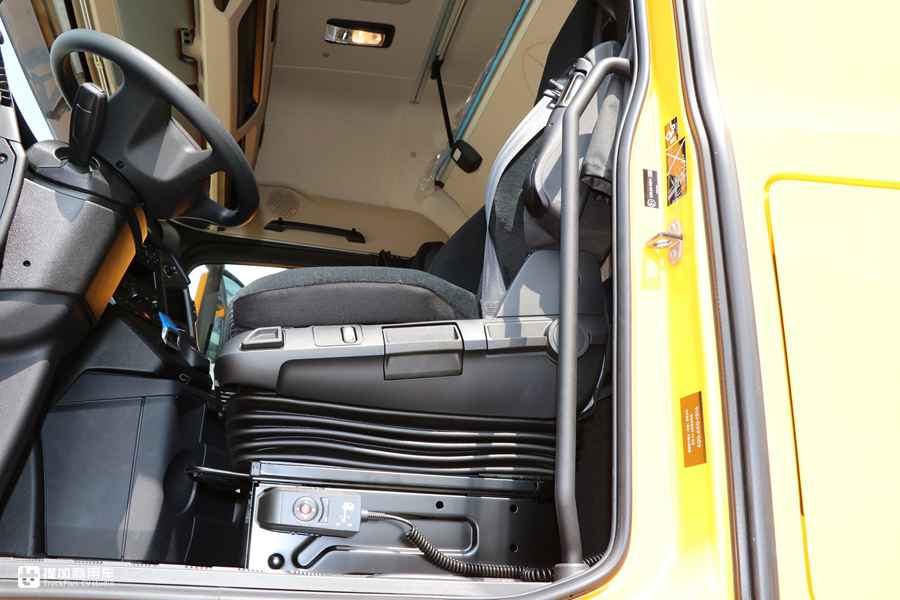 用户花近百万购买的奔驰卡车实拍,最大尺寸驾驶室,内饰还是基础配置? - 第14张 - 提加商用车网 用户花近百万购买的奔驰卡车实拍,最大尺寸驾驶室,内饰还是基础配置? - 第14张