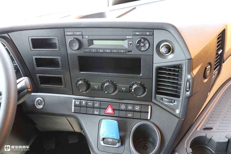 用户花近百万购买的奔驰卡车实拍,最大尺寸驾驶室,内饰还是基础配置? - 第19张 - 提加商用车网 用户花近百万购买的奔驰卡车实拍,最大尺寸驾驶室,内饰还是基础配置? - 第19张