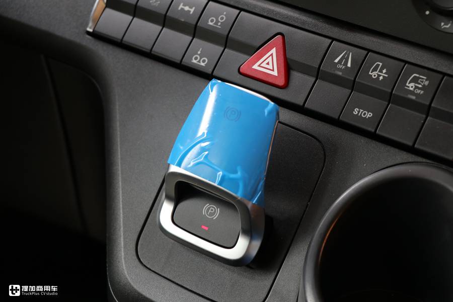 用户花近百万购买的奔驰卡车实拍,最大尺寸驾驶室,内饰还是基础配置? - 第21张 - 提加商用车网 用户花近百万购买的奔驰卡车实拍,最大尺寸驾驶室,内饰还是基础配置? - 第21张