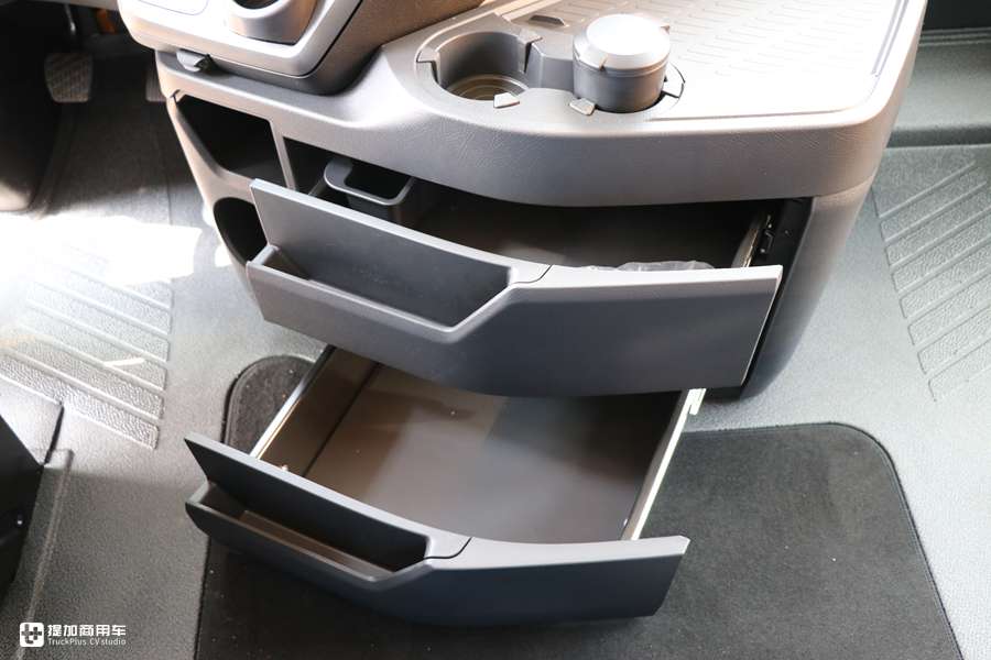 用户花近百万购买的奔驰卡车实拍,最大尺寸驾驶室,内饰还是基础配置? - 第23张 - 提加商用车网 用户花近百万购买的奔驰卡车实拍,最大尺寸驾驶室,内饰还是基础配置? - 第23张