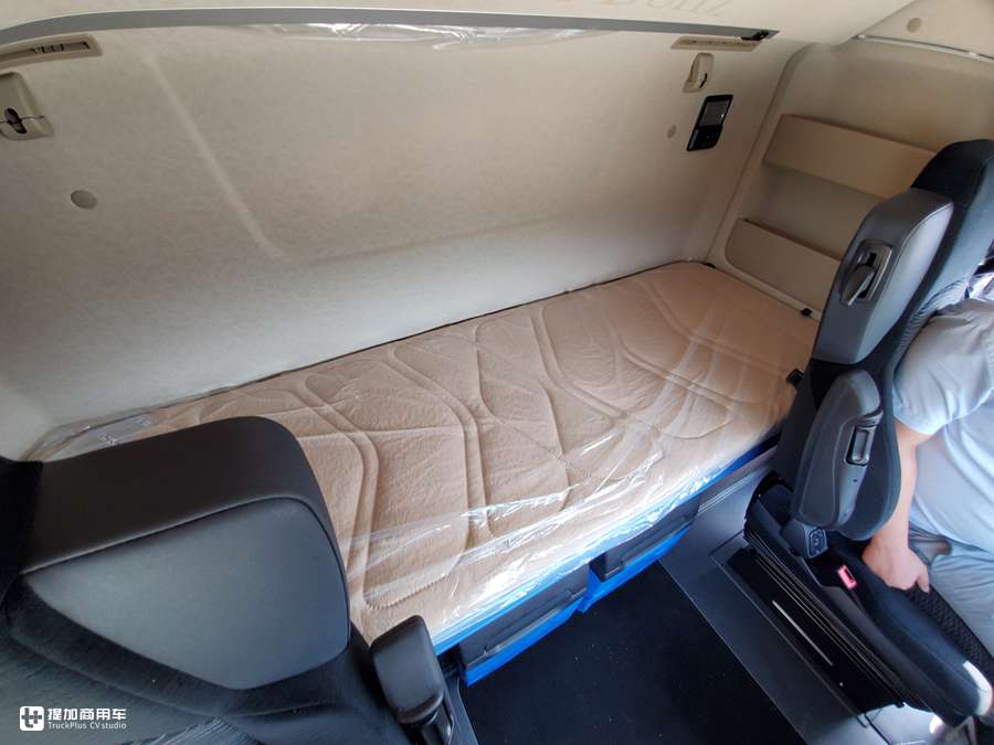用户花近百万购买的奔驰卡车实拍,最大尺寸驾驶室,内饰还是基础配置? - 第24张 - 提加商用车网 用户花近百万购买的奔驰卡车实拍,最大尺寸驾驶室,内饰还是基础配置? - 第24张