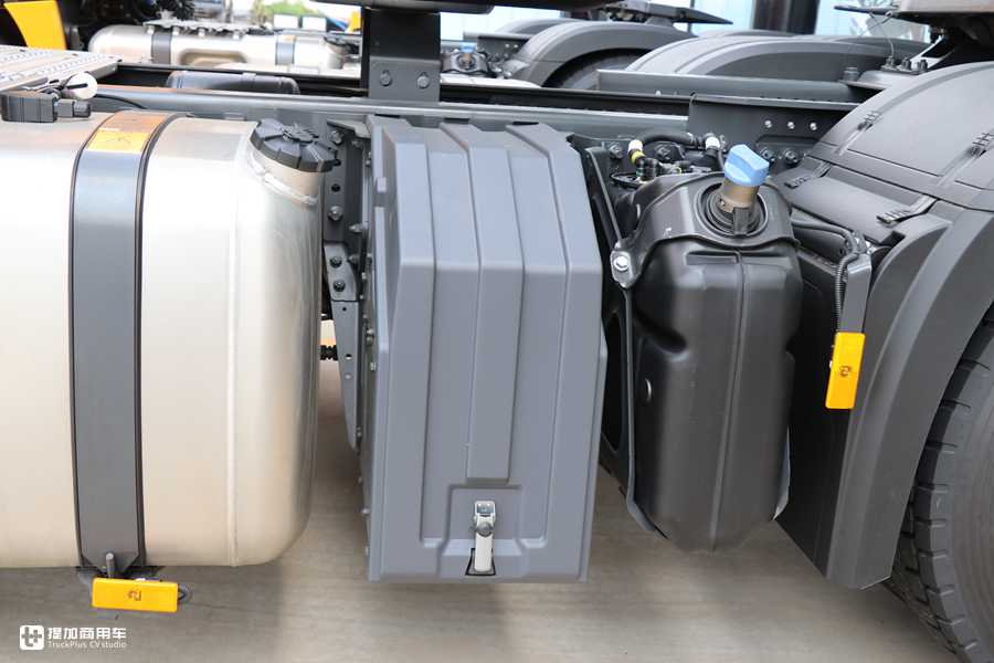 用户花近百万购买的奔驰卡车实拍,最大尺寸驾驶室,内饰还是基础配置? - 第30张 - 提加商用车网 用户花近百万购买的奔驰卡车实拍,最大尺寸驾驶室,内饰还是基础配置? - 第30张
