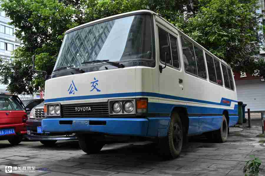 日系中巴经典车型,平顶二代丰田考斯特还记得吗?现在相当少见了 - 第2张 - 提加商用车网 日系中巴经典车型,平顶二代丰田考斯特还记得吗?现在相当少见了 - 第2张