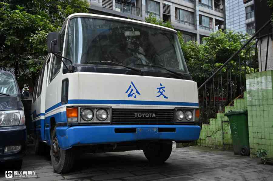 日系中巴经典车型,平顶二代丰田考斯特还记得吗?现在相当少见了 - 第1张 - 提加商用车网 日系中巴经典车型,平顶二代丰田考斯特还记得吗?现在相当少见了 - 第1张