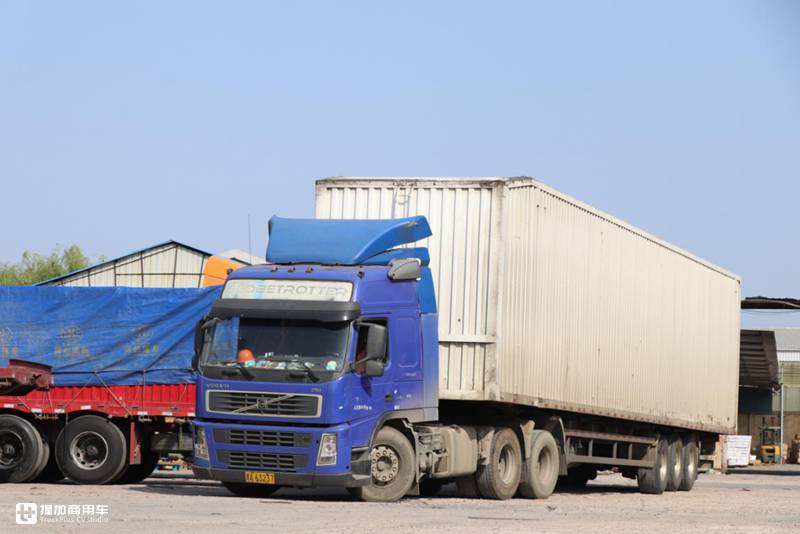 偶遇14年车龄的老沃尔沃卡车,配置怎么样?底盘战斗力不减当年 - 第1张 - 提加商用车网 偶遇14年车龄的老沃尔沃卡车,配置怎么样?底盘战斗力不减当年 - 第1张