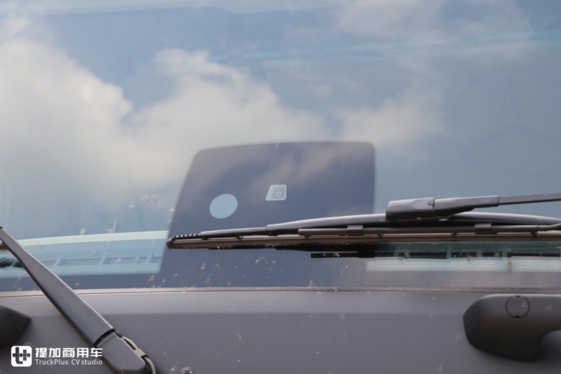 实拍一批拉大件的奔驰卡车,据说还要拉火车,配置有啥不一样吗? - 第5张 - 提加商用车网 实拍一批拉大件的奔驰卡车,据说还要拉火车,配置有啥不一样吗? - 第5张