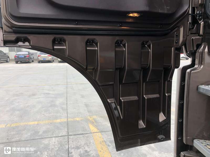 快递绿通都选它,操控性与J7一致,解放JH6自动挡载货车实拍 - 第4张 - 提加商用车网 快递绿通都选它,操控性与J7一致,解放JH6自动挡载货车实拍 - 第4张