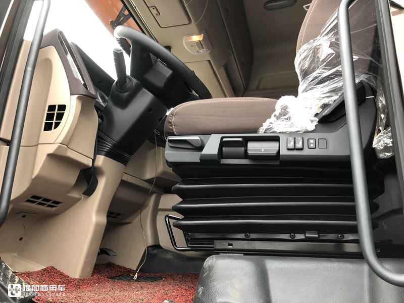 快递绿通都选它,操控性与J7一致,解放JH6自动挡载货车实拍 - 第6张 - 提加商用车网 快递绿通都选它,操控性与J7一致,解放JH6自动挡载货车实拍 - 第6张