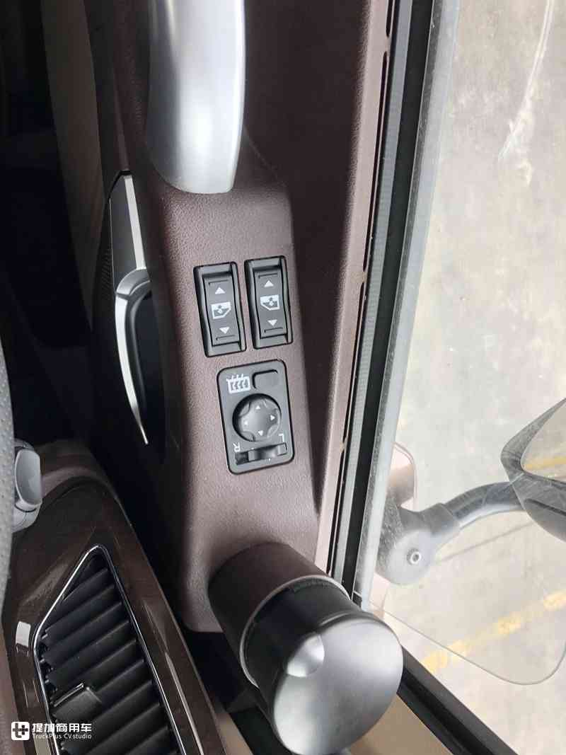 快递绿通都选它,操控性与J7一致,解放JH6自动挡载货车实拍 - 第5张 - 提加商用车网 快递绿通都选它,操控性与J7一致,解放JH6自动挡载货车实拍 - 第5张